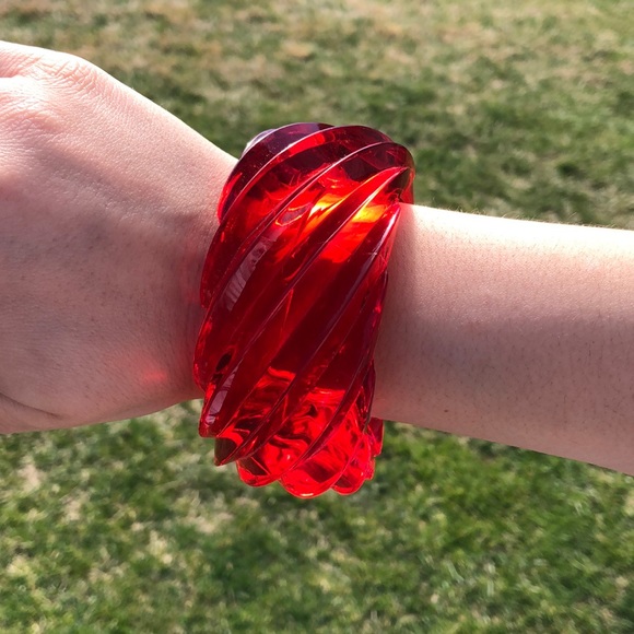 Massive Red Vintage Lucite Swirl Bangle - Picture 2 of 3